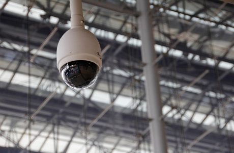 网络安全防护示意图，深色背景下展示 HTTPS 加密锁标与数据传输保护层级，象征 toml66l 平台的数据安全机制，蓝紫色调专业感强